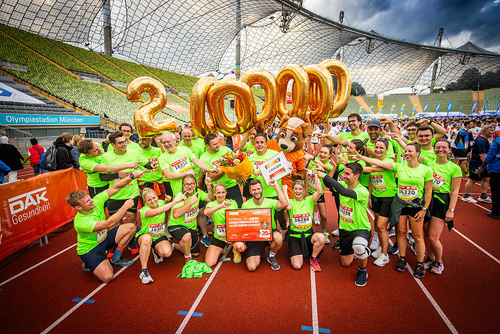 Martin Huber vom Team BBV läuft erhielt als 2 Mio. - ster b2run Teilnehmer unter anderem lebenslange Freistarts bei allen B2Run-Läufen (©Foto: Stephan Schütze für B2RUN) 
